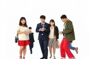 夏日教室电影剧照，黑板上未擦净的公式与粉笔灰