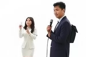 麦田短片剧照，风吹过的麦浪与远处一封挂在木桩上的信