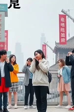 海边灯塔竖版剧照，浓雾里一束来回扫动的灯光
