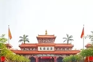 城市天台短剧剧照，落日把栏杆染成一整片橘色